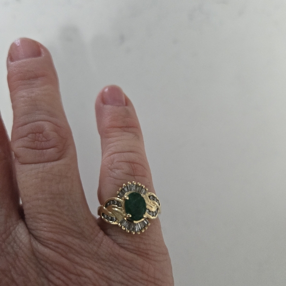 14k Emerald and Diamond Ring - Picture 2 of 6